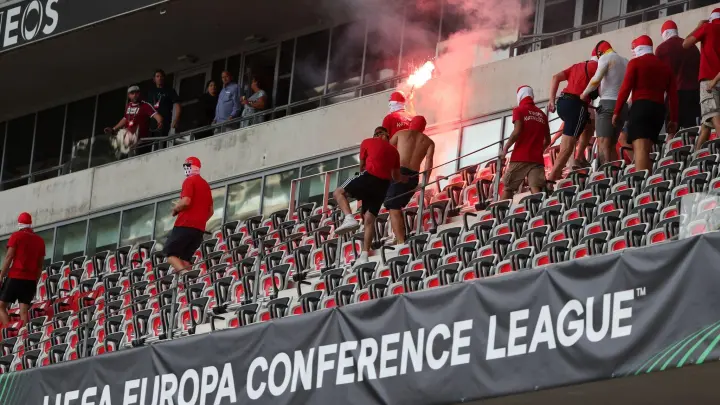 Aufgrund der Fan-Krawalle in Nizza ist ein Kölner Anhänger zu einer Freiheitsstrafe verurteilt worden. (Foto: -)