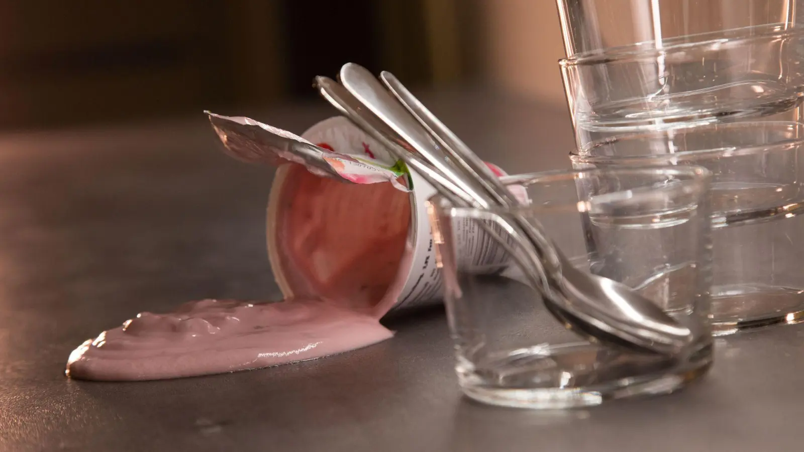 Wie lassen sich pastöse Lebensmittel wie Joghurt von glatten Oberflächen restlos entfernen? (Foto: Christin Klose/dpa-tmn)