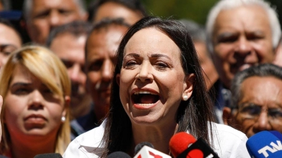María Corina Machado wurde die Ausübung öffentlicher Ämter untersagt. Trotzdem will sie den autoritär regierenden Präsidenten Maduro bei den Wahlen herausfordern. (Foto: Pedro Rances Mattey/dpa)