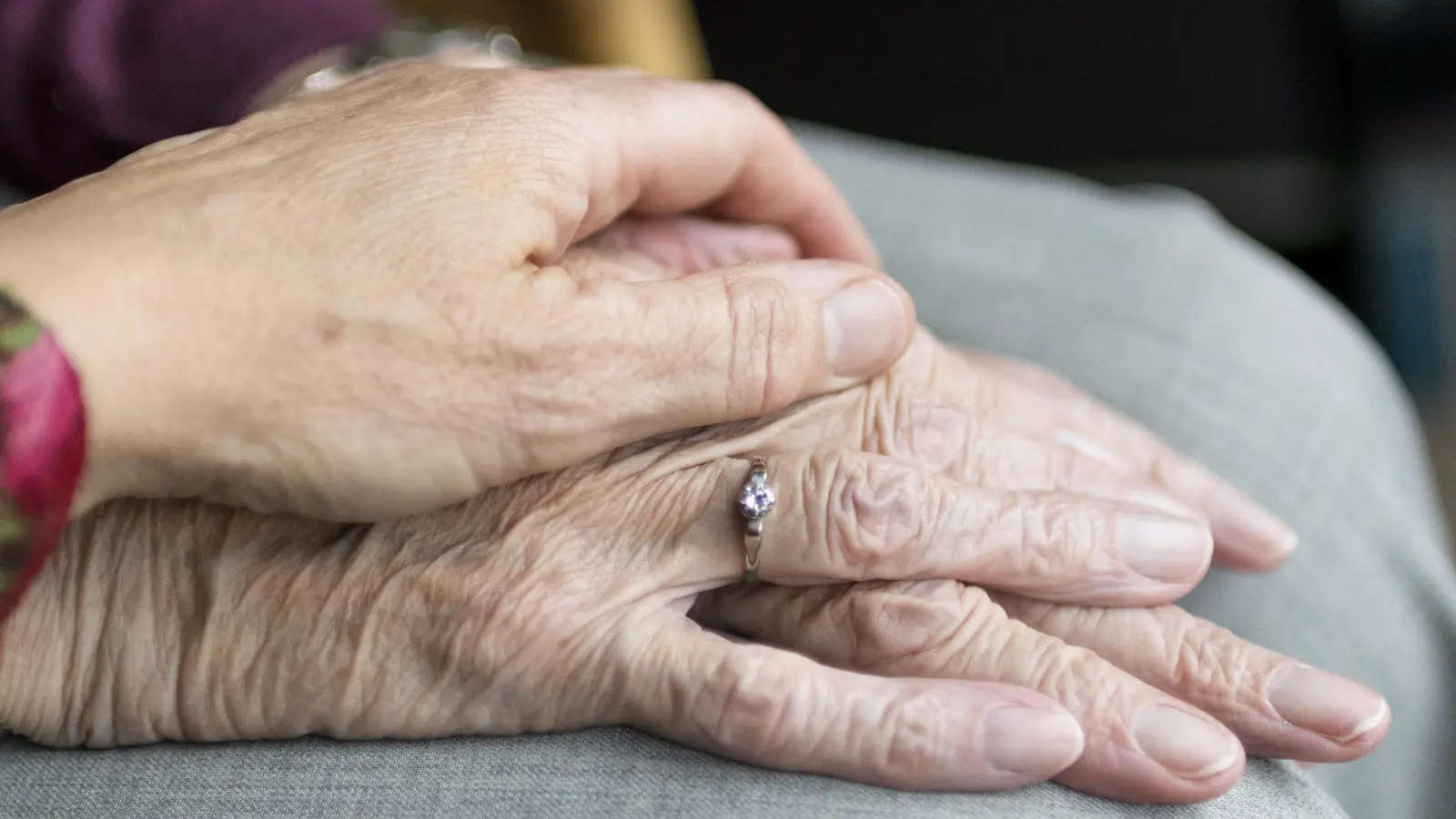 Trauerbegleitende schenken Unterstützung in der schweren Zeit. (Foto: Pixabay)