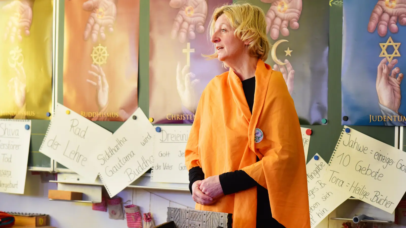 Spricht gerade als Lhamo über den Buddhismus: Claudia Kucharski in ihrer Klassenzimmerproduktion „Der Herr der fünf Ringe – Gott hat viele Namen“, ein Stück über die fünf Weltreligionen.  (Foto: Jim Albright)