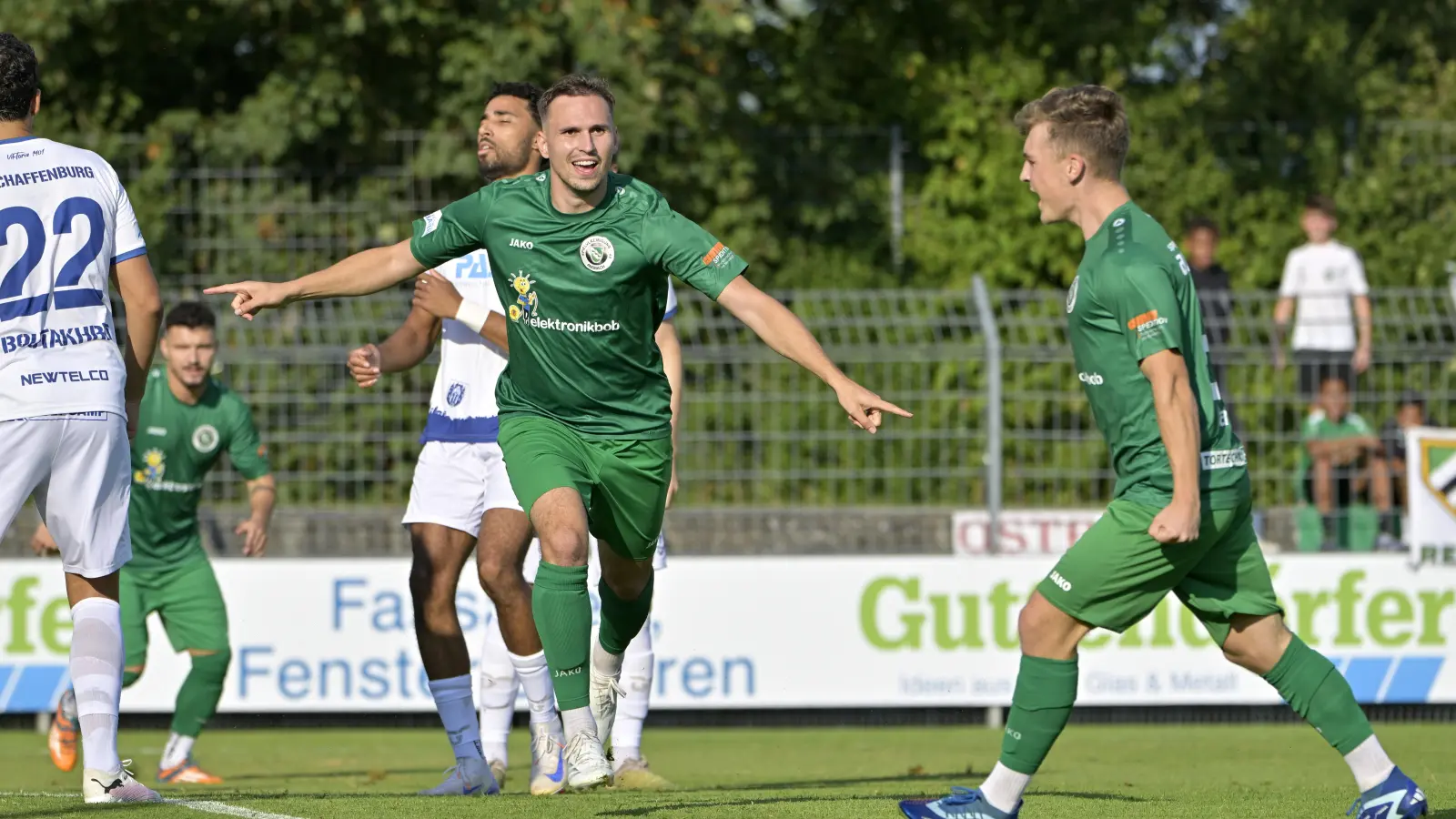 In Jubelpose: Lukas Schmidt brachte die Ansbacher früh in Führung. Nico Hayer (rechts) freut sich mit.  (Foto: Martin Rügner)