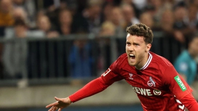 Luca Waldschmid (l, 1. FC Köln) jubelt nach dem Ausgleichstreffer. (Foto: Christian Charisius/dpa)