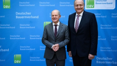 Joachim Rukwied (r), Präsident des Deutschen Bauernverbandes, begrüßt Bundeskanzler Olaf Scholz (SPD) beim Festakt zu 75 Jahren Deutscher Bauernverband. (Foto: Bernd von Jutrczenka/dpa)