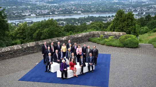 Christian Lindner (FDP, M) mit den G7-Finanzministern und Notenbankchefs beim Familienfoto. (Foto: Federico Gambarini/dpa)