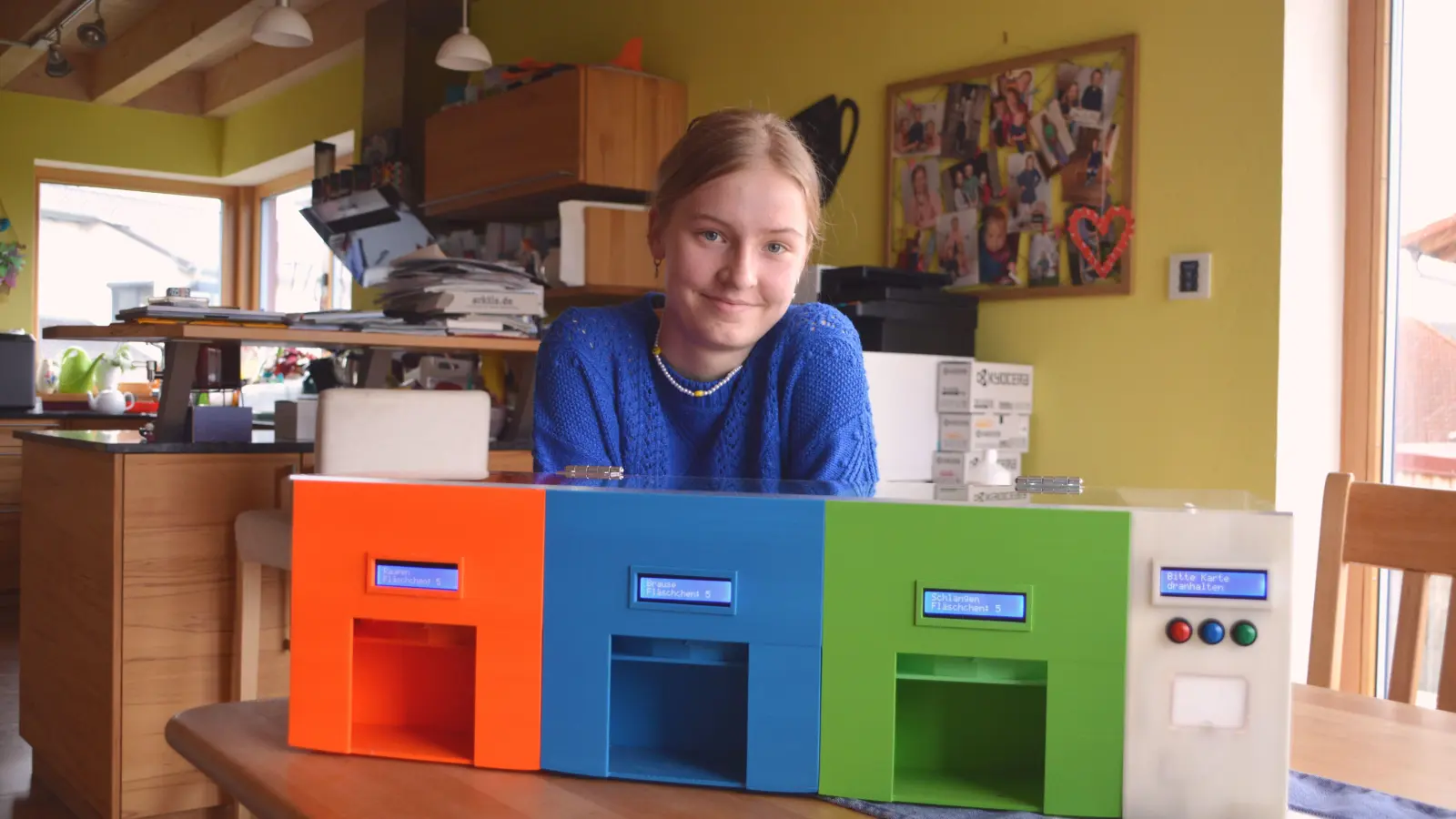 Die 15-jährige Emilie Schmiedeke aus dem Markt Nordheimer Ortsteil Ulsenheim und ihr selbst gebauter Drei-Kammer-Süßigkeiten-Automat, der sich über eine Handy-Applikation steuern lässt. (Foto: Johannes Zimmermann)