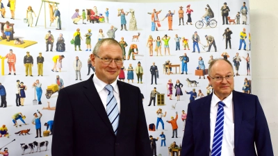 Jürgen (links) und Volker Preiser, die beiden Geschäftsführer der Firma. Sie zeigten Figuren aus der Anfangszeit des Unternehmens bis hin zu aktuellen Modellen. (Foto: Irmeli Pohl)