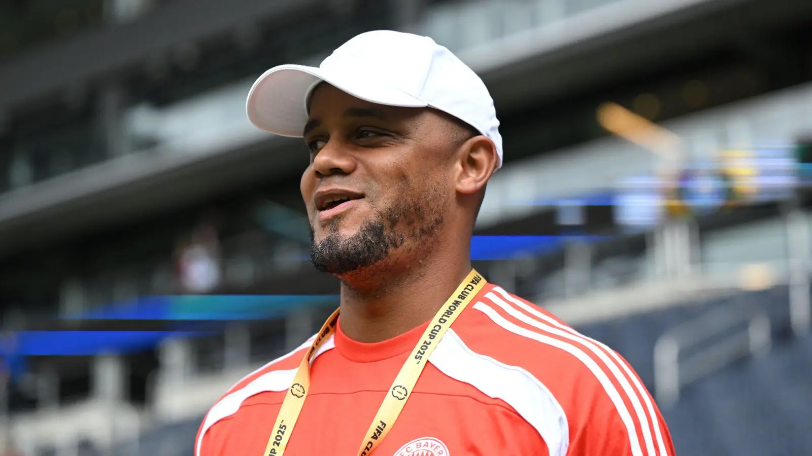 Bayern-Trainer Vincent Kompany betritt das Stadion in Cincinnati. (Foto: Sven Hoppe/dpa)
