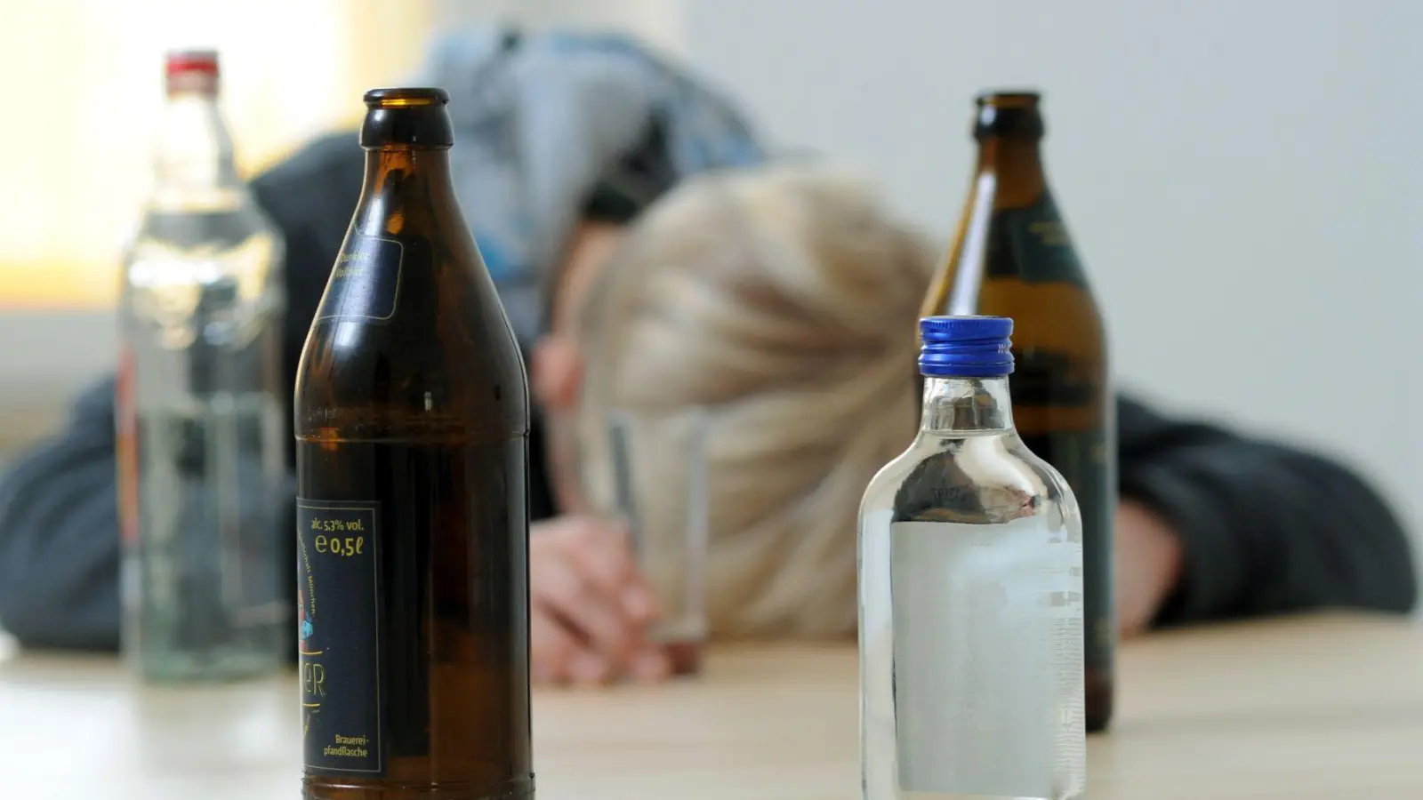 Aua, das gibt morgen Kopfschmerzen. Eltern sprechen ungesundes Trinkverhalten ihrer Kinder besser erst an, wenn diese wieder nüchtern sind. (Foto: Tobias Hase/dpa/dpa-tmn)