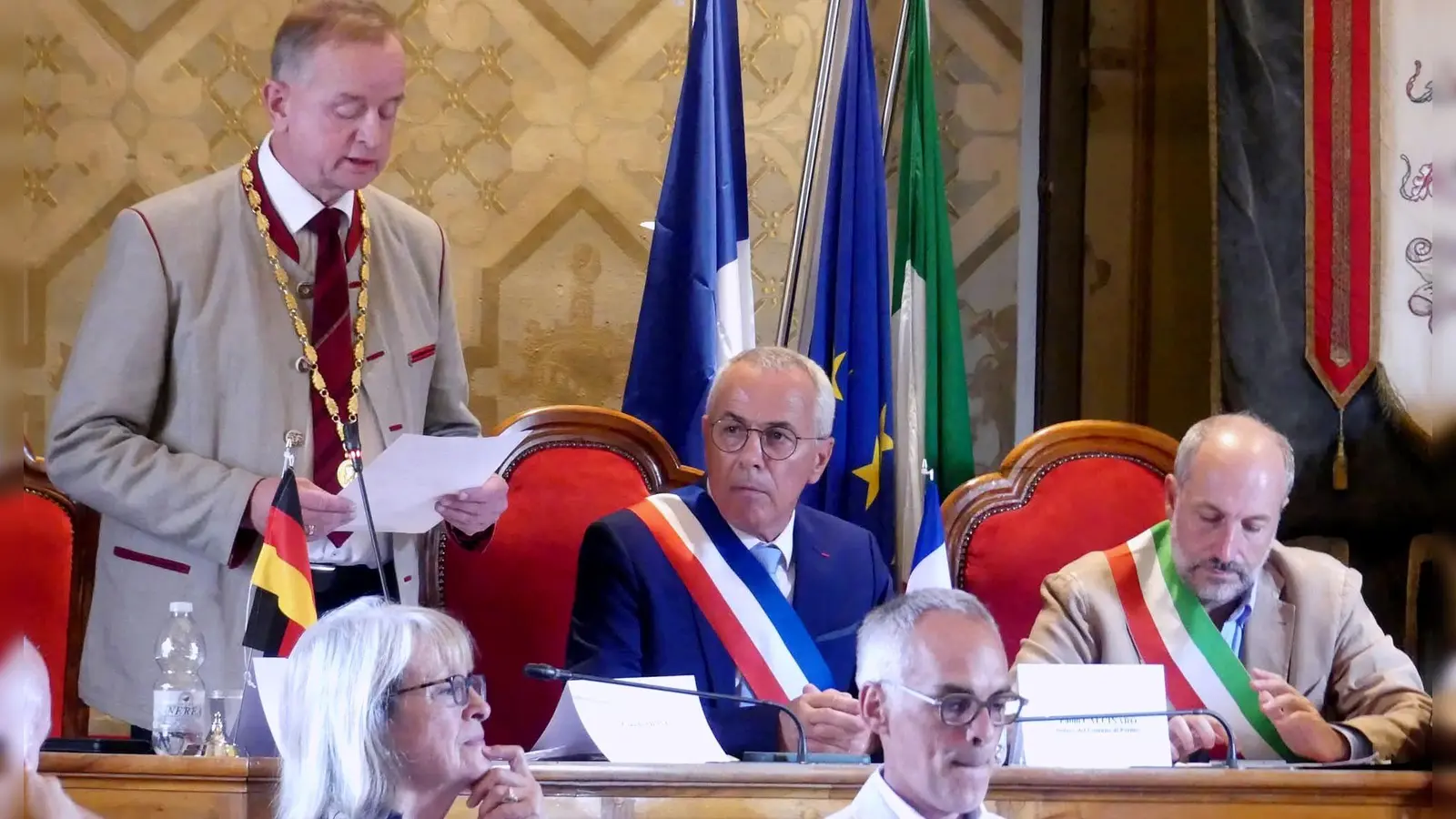 Ansbachs Oberbürgermeister Thomas Deffner sprach in der außerordentlichen Stadtratssitzung. Mit dabei waren seine Kollegen Paolo Calcinaro (Fermo, rechts sitzend) und Claude Olive (Anglet, Mitte sitzend). (Foto: Giocondo Rongoni)