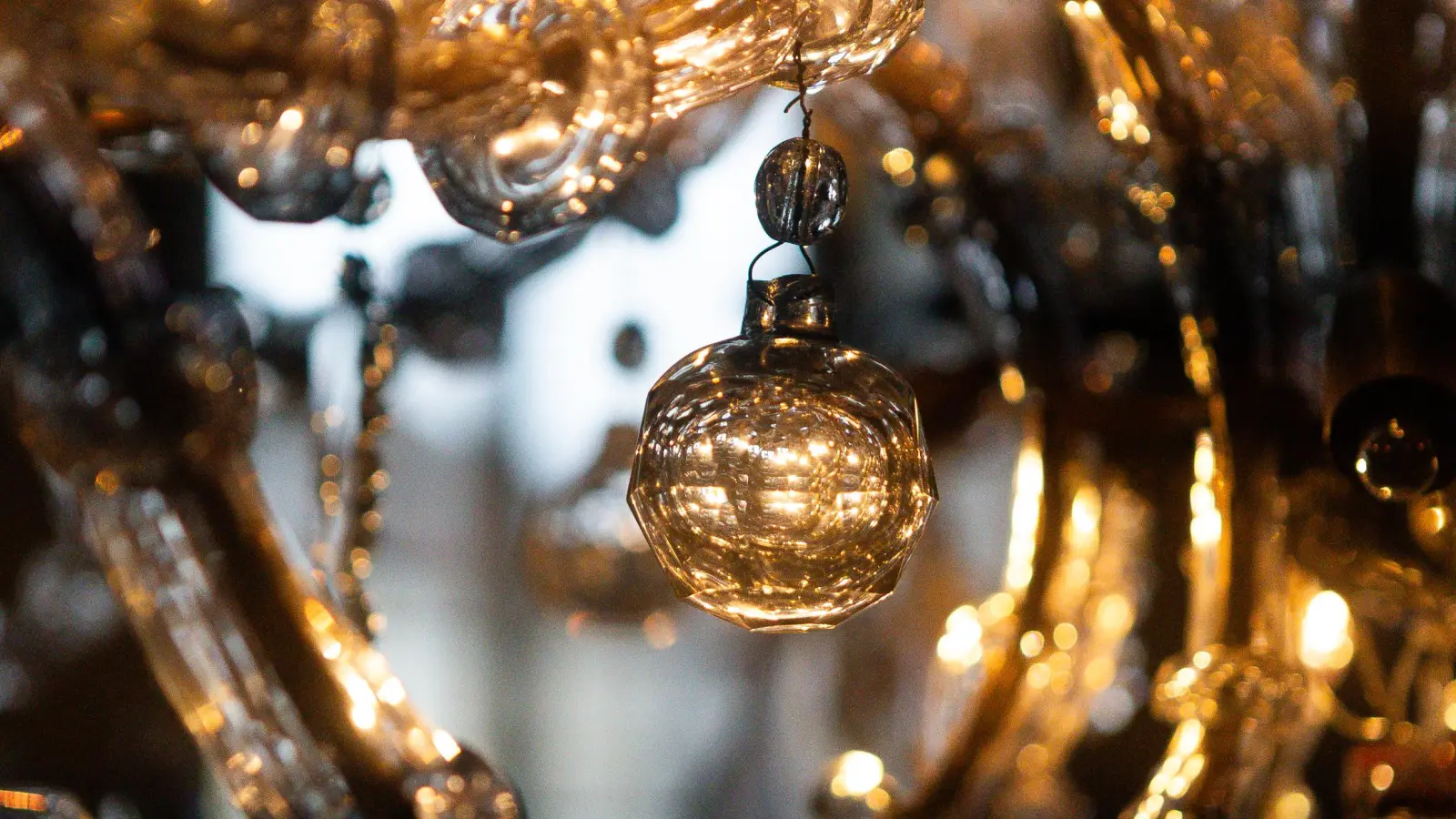 Ein Glanz wie an Weihnachten: An den Lüstern hängen hunderte von Kugeln und Pendeln, die im Licht der elektrischen Kerzen nun wieder funkeln.  (Foto: Evi Lemberger)