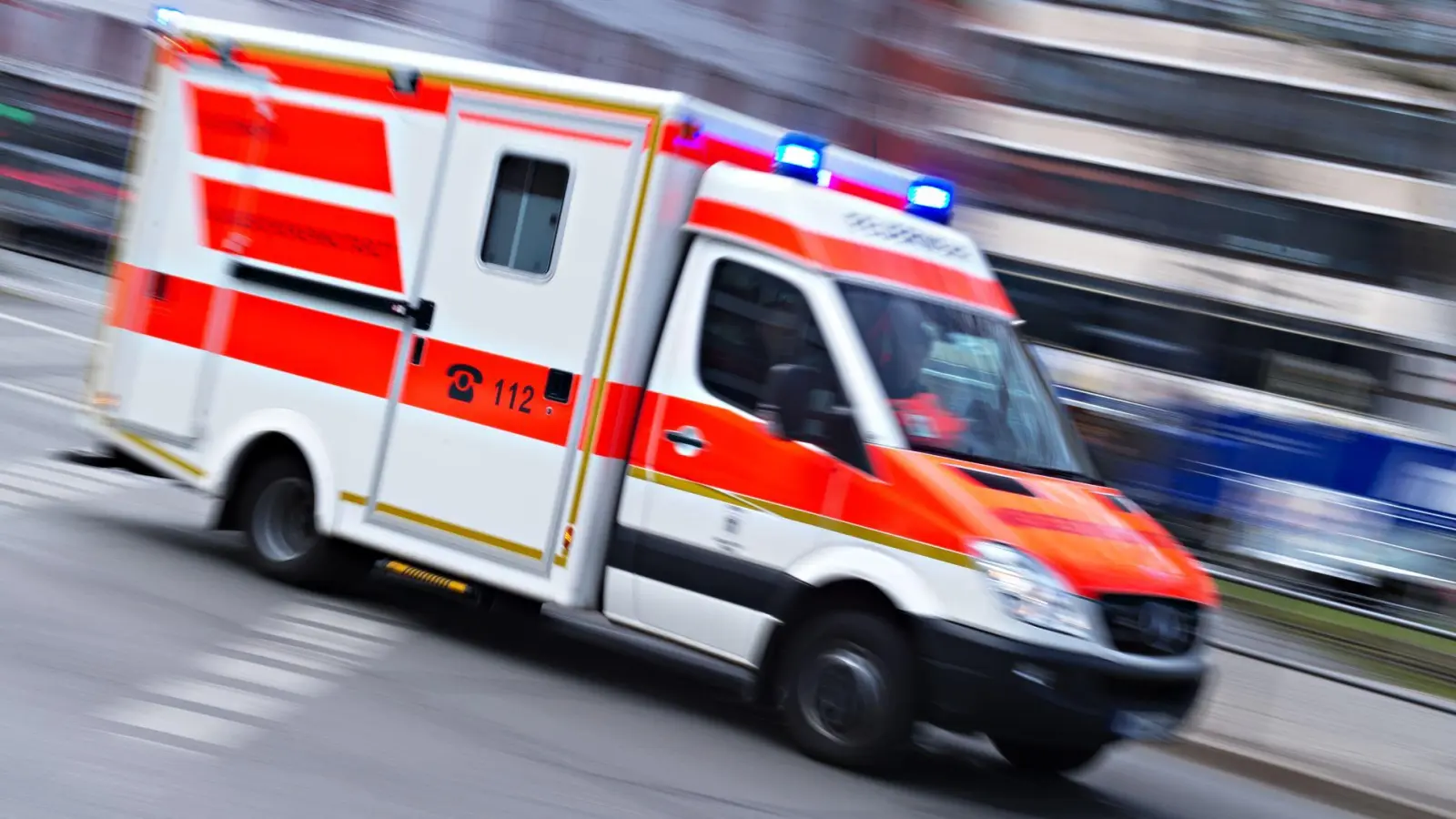 Die Achtjährige wurde vom Rettungsdienst in eine Klinik gebracht. (Symbolbild) (Foto: Nicolas Armer/dpa)