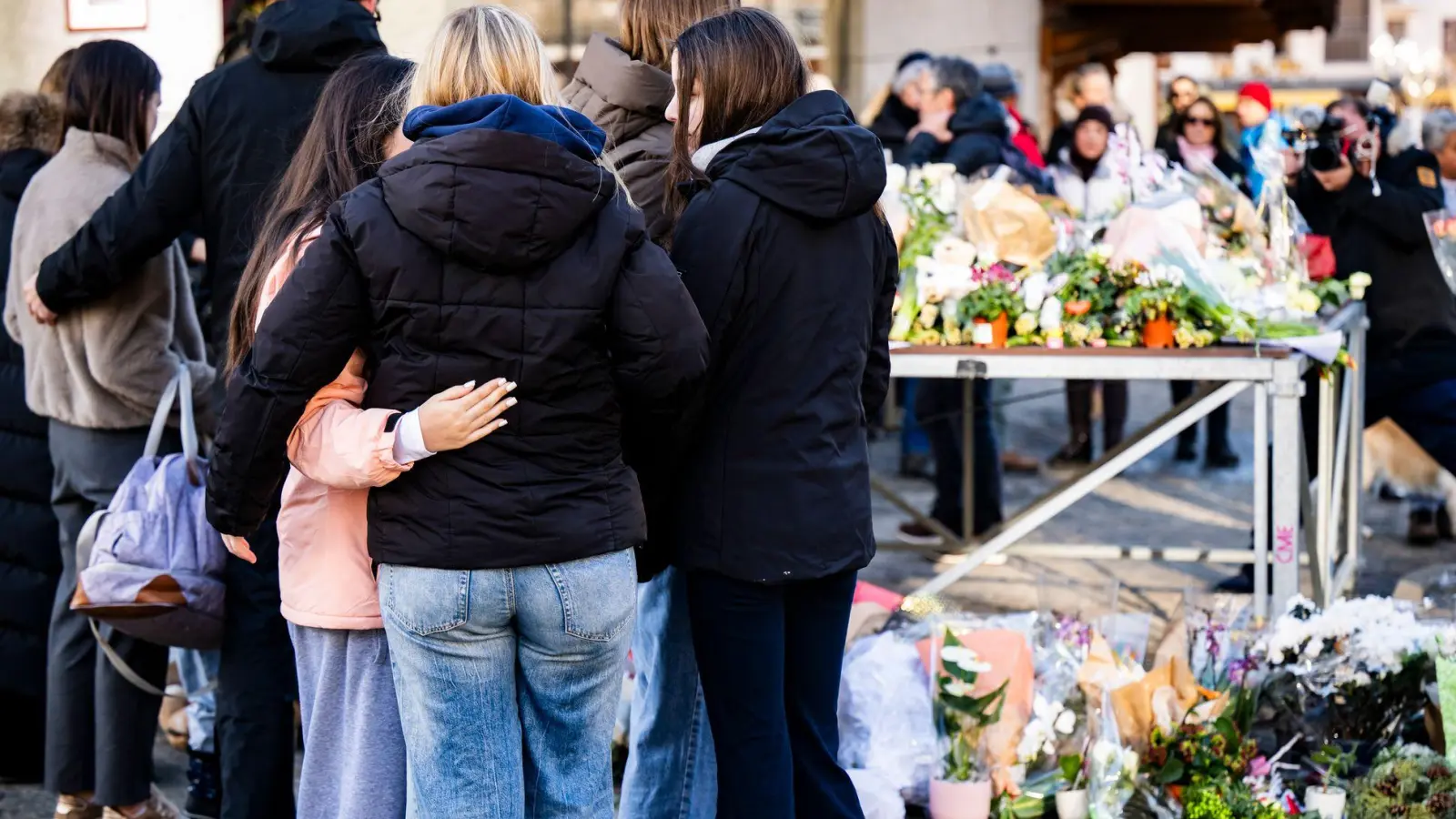 Trauer und Bestürzung nach dem Unglück sind groß. (Foto: Jean-Christophe Bott/KEYSTONE/dpa)