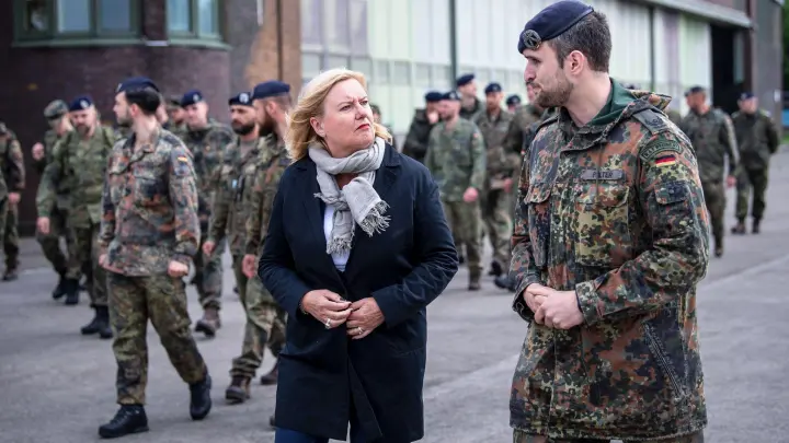 Die Wehrbeauftragte Eva Högl bei einem Truppenbesuch in Schortens im Juni vergangenen Jahres. (Foto: Sina Schuldt/dpa)