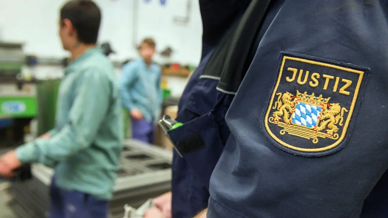 In Bayerns Gefängnissen herrscht für die meisten Häftlinge eine Arbeitspflicht, die Stundenlöhne sind aber im Vergleich zu normalen Jobs niedrig. (Archivbild) (Foto: picture alliance / Armin Weigel/dpa)