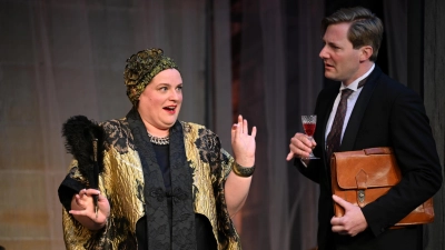 Ein tragikomisches Paar: Jenavieve Moore als Florence Foster Jenkins und Michael Großschädl als Cosmé McMoon in „Souvenir” von Stephen Temperley. (Foto: Toppler-Theater/Dieter Balb)