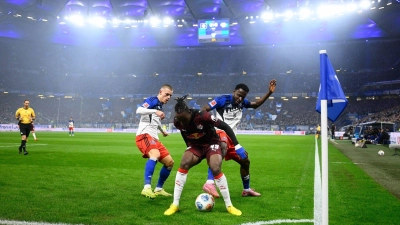Da rollte der Fußball wieder. (Foto: Gregor Fischer/dpa)