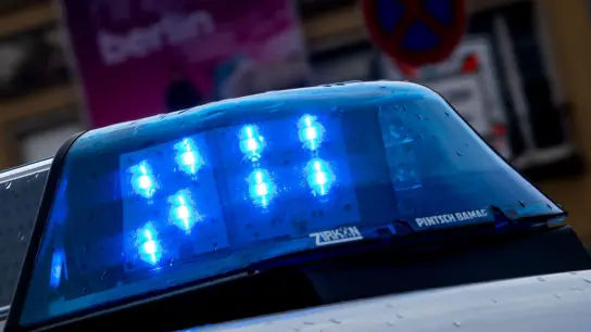 Ein Blaulicht leuchtet auf dem Dach eines Streifenwagens der Polizei. (Foto: Monika Skolimowska/dpa-Zentralbild/dpa/Symbolbild)