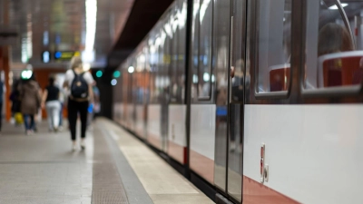 Am Nürnberger Hauptbahnhof erfasste eine U-Bahn den Mann. (Symbolbild) (Foto: Daniel Karmann/dpa)