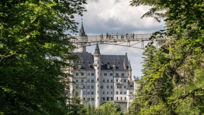 Blick auf das Schloss Neuschwanstein mit der Marienbrücke. In der Nähe des Schlosses hat ein Mann zwei Frauen angegriffen und verletzt. Eine der Frauen starb. (Foto: Frank Rumpenhorst/dpa)