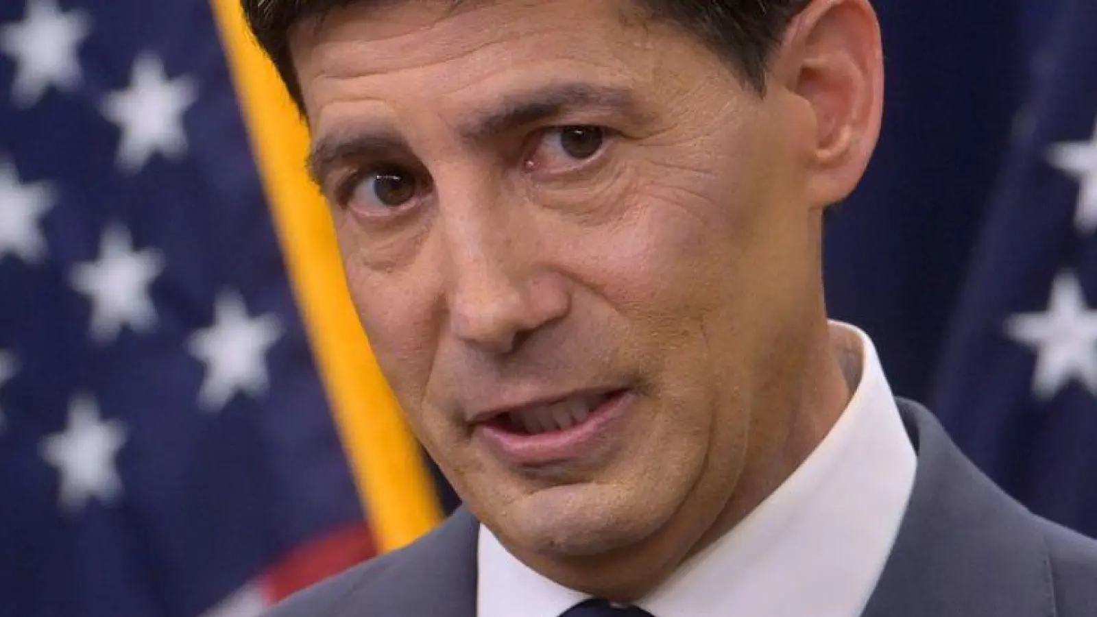 Der US-Leitzins bleibt unverändert – während der neue Fed-Chef Warsh überraschte. (Foto: Rod Lamkey/FR172078 AP/AP/dpa)