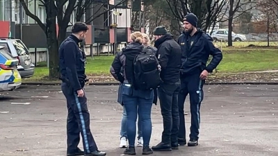 Ein 49-Jähriger soll auf offener Straße mit einem Küchenmesser auf seine Ex-Partnerin eingestochen und sie dabei tödlich verletzt haben. (Foto: Stefan Hornberger/NEWS5/dpa)