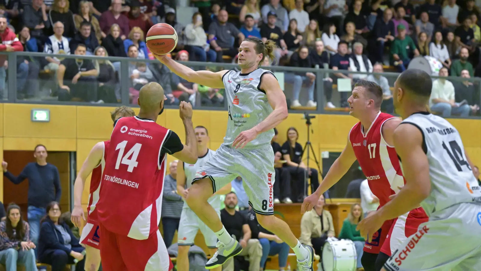 Kapitän Christian Imberi (oben mit Ball) ist erkältet, will aber mit seinen Ansbach Piranhas durch einen Sieg in Nördlingen (in rot mit der Nummer 14 Maurice Delage, mit der Nummer 17 Josef Eichler) ins Playoff-Halbfinale einziehen. (Foto: Martin Rügner)