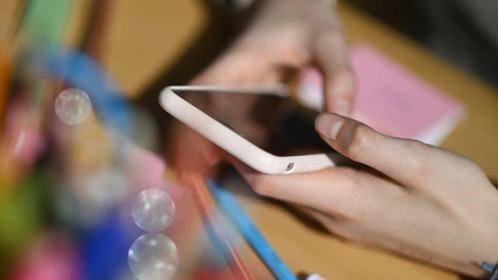 Jugendliche verbringen oft täglich mehrere Stunden mit dem Smartphone in der Hand. (Symbolbid) (Foto: Marijan Murat/dpa)