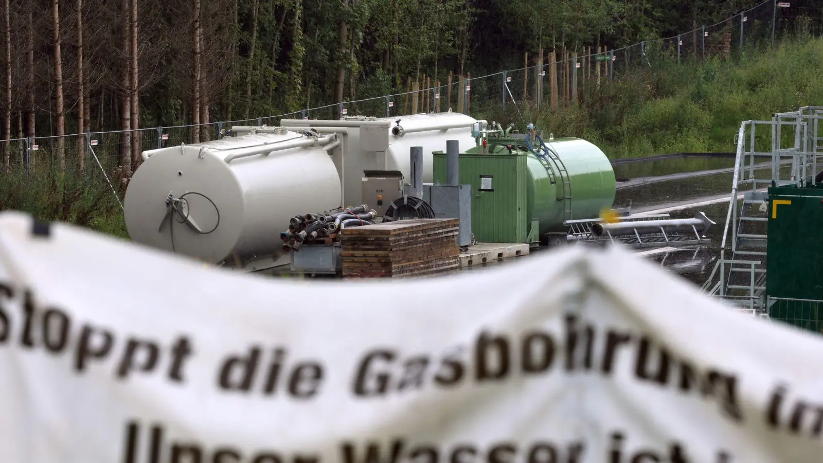 Kranteile und Tanks für die Bohrung wurden laut Greenpeace bereits geliefert. (Foto: Karl-Josef Hildenbrand/dpa)