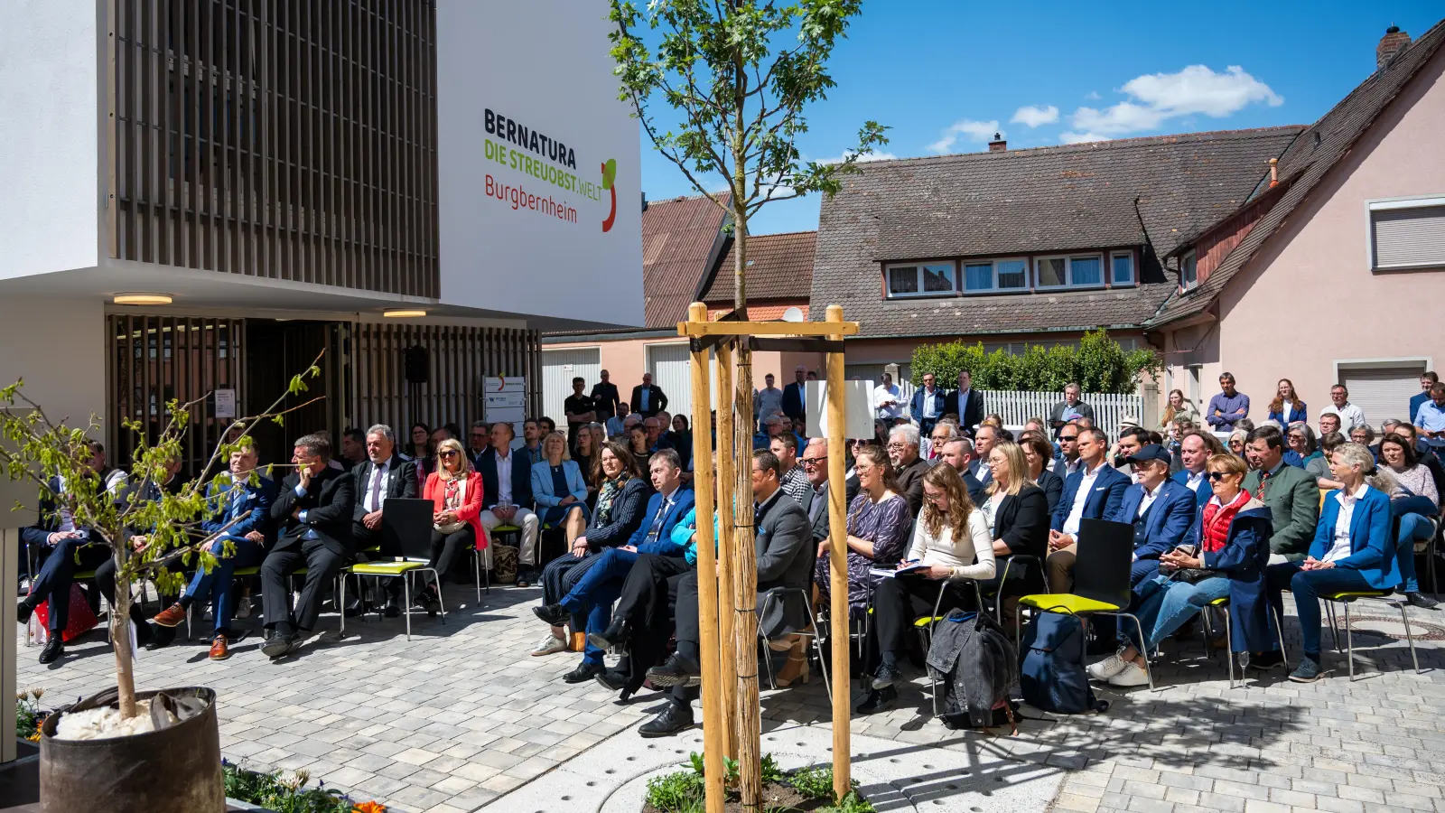 Für die Eröffnung von Bernatura in Burgbernheim kamen zahlreiche geladene Gäste aus Politik, Landschaftspflege und Co. (Foto: René Chlopotowski)