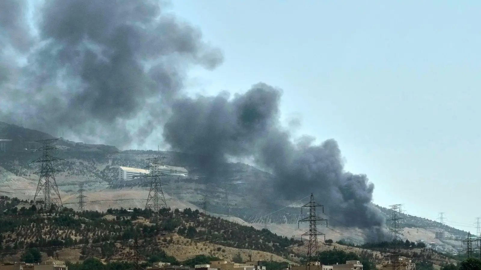 Israel greift unter anderem Atomanlagen und Verteidigungsstellungen an - aber auch Öllager wie dieses. (Foto: Vahid Salemi/AP/dpa)
