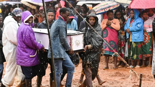 In Blantyre in Malawi wird ein Opfer des Zyklons beerdigt. (Foto: Thoko Chikondi/AP/dpa)