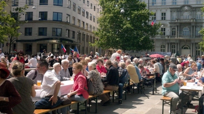Mit einem Begegnungsfest an einem „langen Tisch”, Volksmusik und Tanzaufführungen hat in Brünn (Brno) der 76. Sudetendeutsche Tag begonnen.  (Foto: Michael Heitmann/dpa)