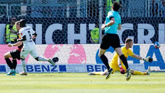 Sandhausens Christian Kinsombi (2.v.l.)  traf zum 3:0. (Foto: Uwe Anspach/dpa)