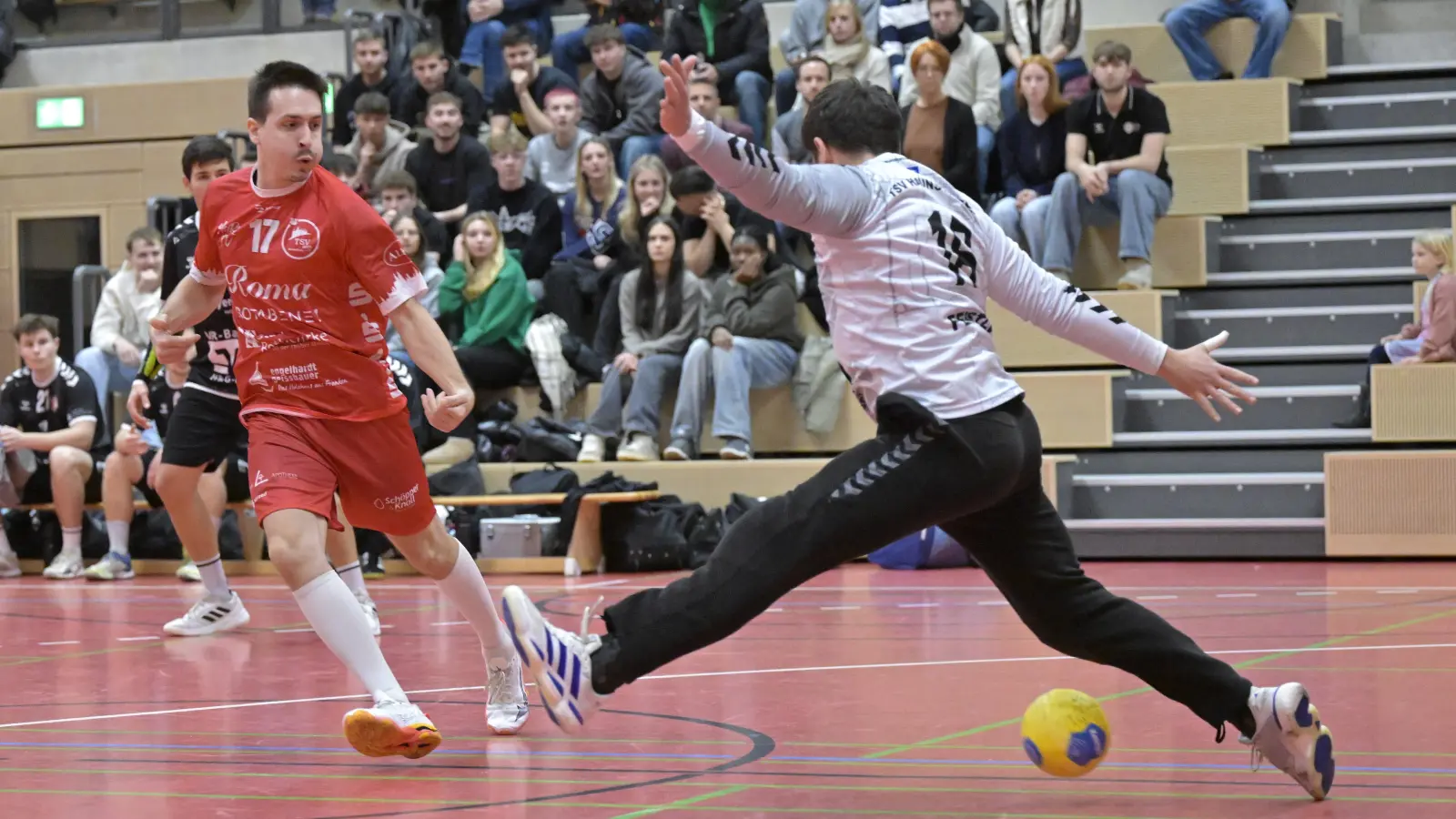 Nikola Stojanov erzielt hier gegen Torwart Nico Feistle einen seiner fünf Treffer, die er zu Rothenburgs 29:18-Sieg über Haunstetten besteuerte. (Foto: Martin Rügner)