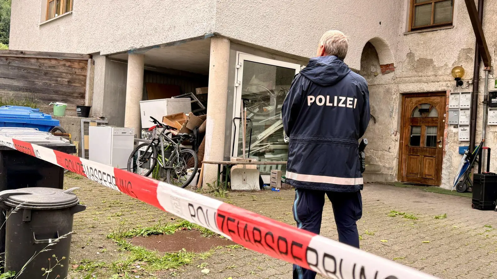 Die Polizei war am Dienstag noch am Tatort im Einsatz. (Foto: Christine Vincon/dpa)
