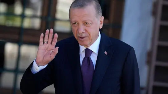 Der türkische Präsident Recep Tayyip Erdogan kritisiert die Militarisierung griechischer Inseln. (Foto: Khalil Hamra/AP/dpa)