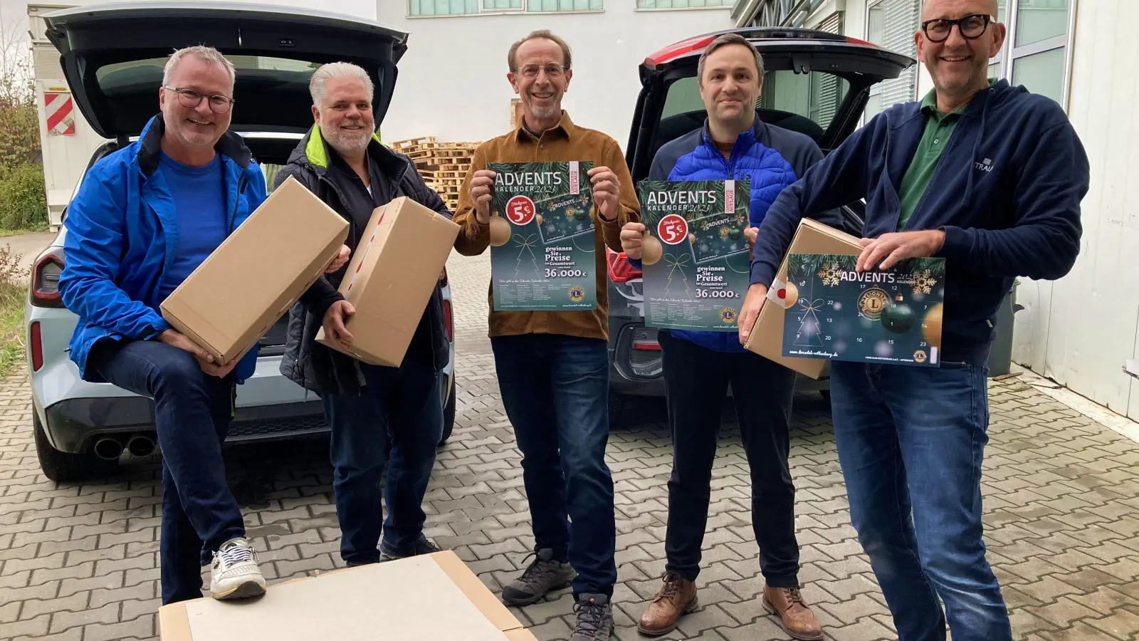 Bringen die Kalender unter die Leute (von links): die Lions-Club-Mitglieder Tilo Zolk, Georg Gerhäuser, Philipp Kurzendorfer, Patrick Hirmke und Peter Anselstetter. (Foto: Clarissa Kleinschrot)