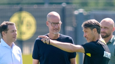 Dortmunds Sportchef Lars Ricken (l) spricht zum Trainingsauftakt des BVB mit den anderen Verantwortlichen. (Foto: Bernd Thissen/dpa)