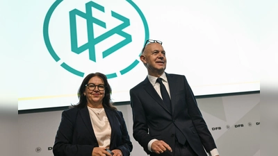 DFB-Spitzenfunktionäre Heike Ullrich und Bernd Neuendorf: großer Schritt für die Frauen-Bundesliga   (Foto: Arne Dedert/dpa)