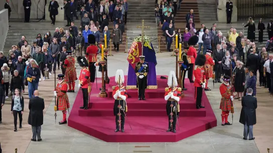 Königin Elizabeth II. ruht derzeit in der Londoner Westminster Hall. (Foto: Yui Mok/PA Wire/dpa)