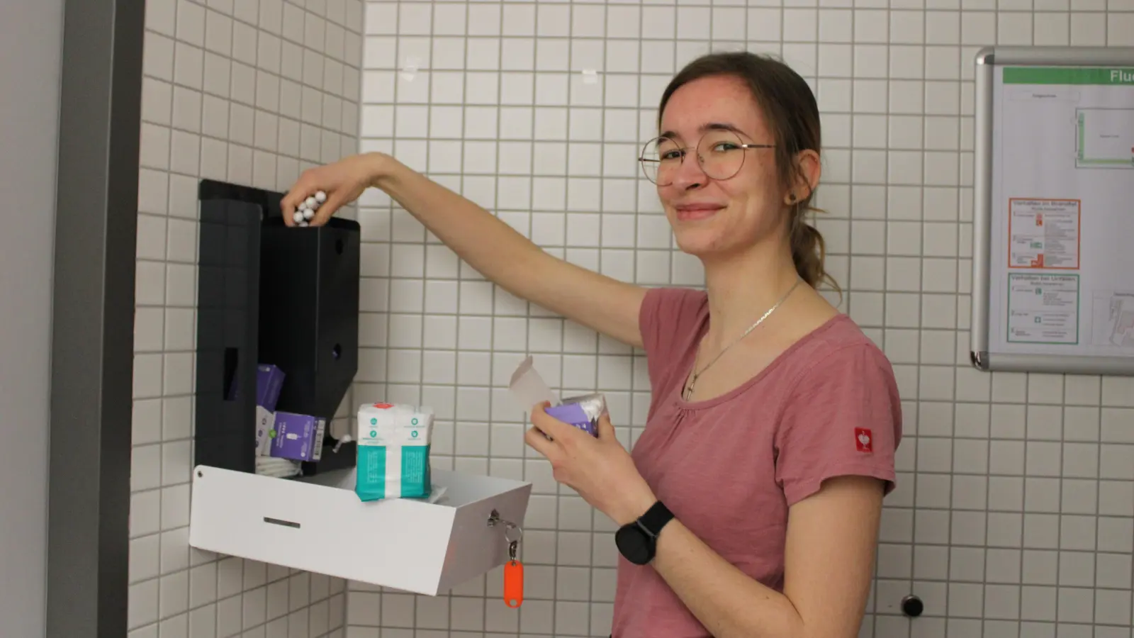 Die Studentin Lisa Holtz füllt wöchentlich den Automaten mit kostenlosen Binden und Tampons auf, der an der Hochschule Ansbach auf der Damentoilette bei der Mensa angebracht ist. (Foto: Kristina Schmidl)