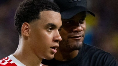 Vor Rückkehr in Bayern-Kader: Bayern-Jungstar Jamal Musiala (l. mit Trainer Vincent Kompany. (Archivbild)  (Foto: Sven Hoppe/dpa)