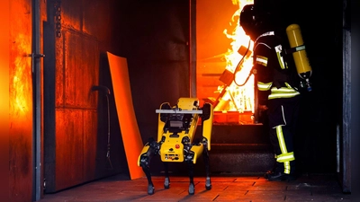 Informatiker wollen Roboter „Byte“ den Umgang mit Flammen beibringen.  (Foto: Frank Molter/dpa)