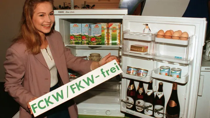 Auf der Hausgeräte-Messe „Domotechnica“ im Februar 1993 in Köln wird der erste FCKW/FKW-freie Kühlschrank des damaligen deutschen Herstellers Foron präsentiert. (Foto: Hartmut Reeh/dpa)