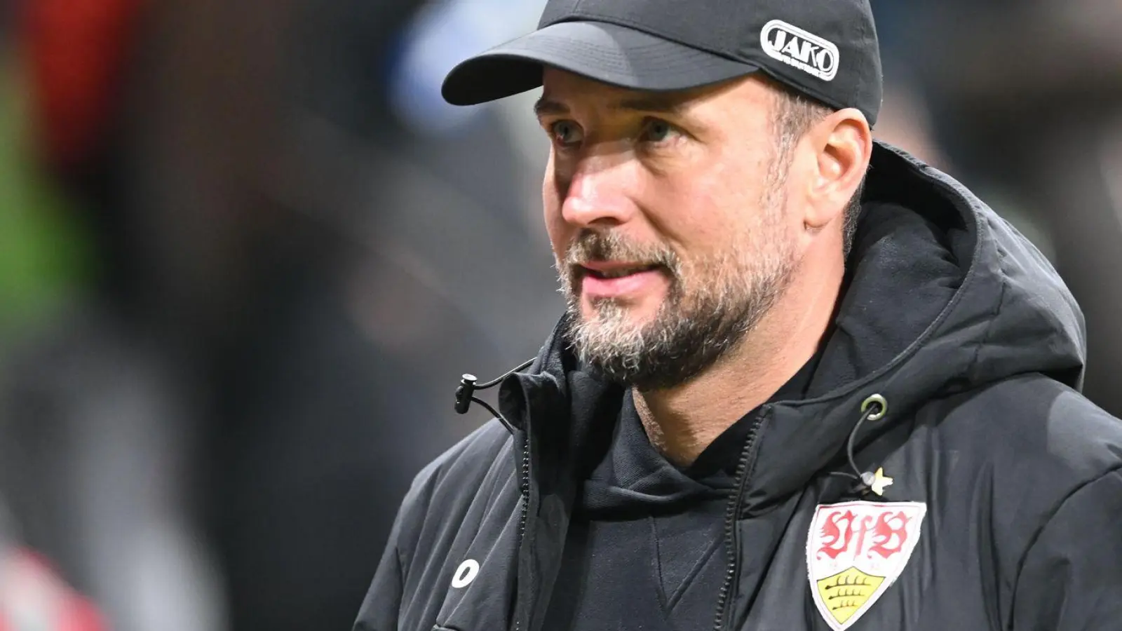 Trainer Sebastian Hoeneß und der VfB sind am Samstag in Leverkusen zu Gast. (Archivbild) (Foto: Carmen Jaspersen/dpa)