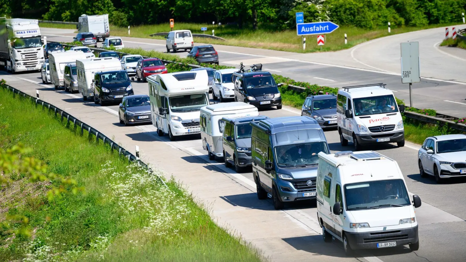 Häufig ist es die beste Variante, in den Stau hineinzufahren, statt ihn zu umfahren. (Foto: Jonas Walzberg/dpa/dpa-tmn)