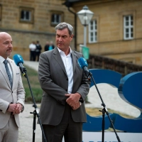 Der Chef der CSU-Landesgruppe im Bundestag, Alexander Hoffmann, links, und Bayerns Ministerpräsident Markus Söder skizzieren die Pläne ihrer Partei für die Zukunft Deutschlands.  (Foto: Daniel Vogl/dpa)