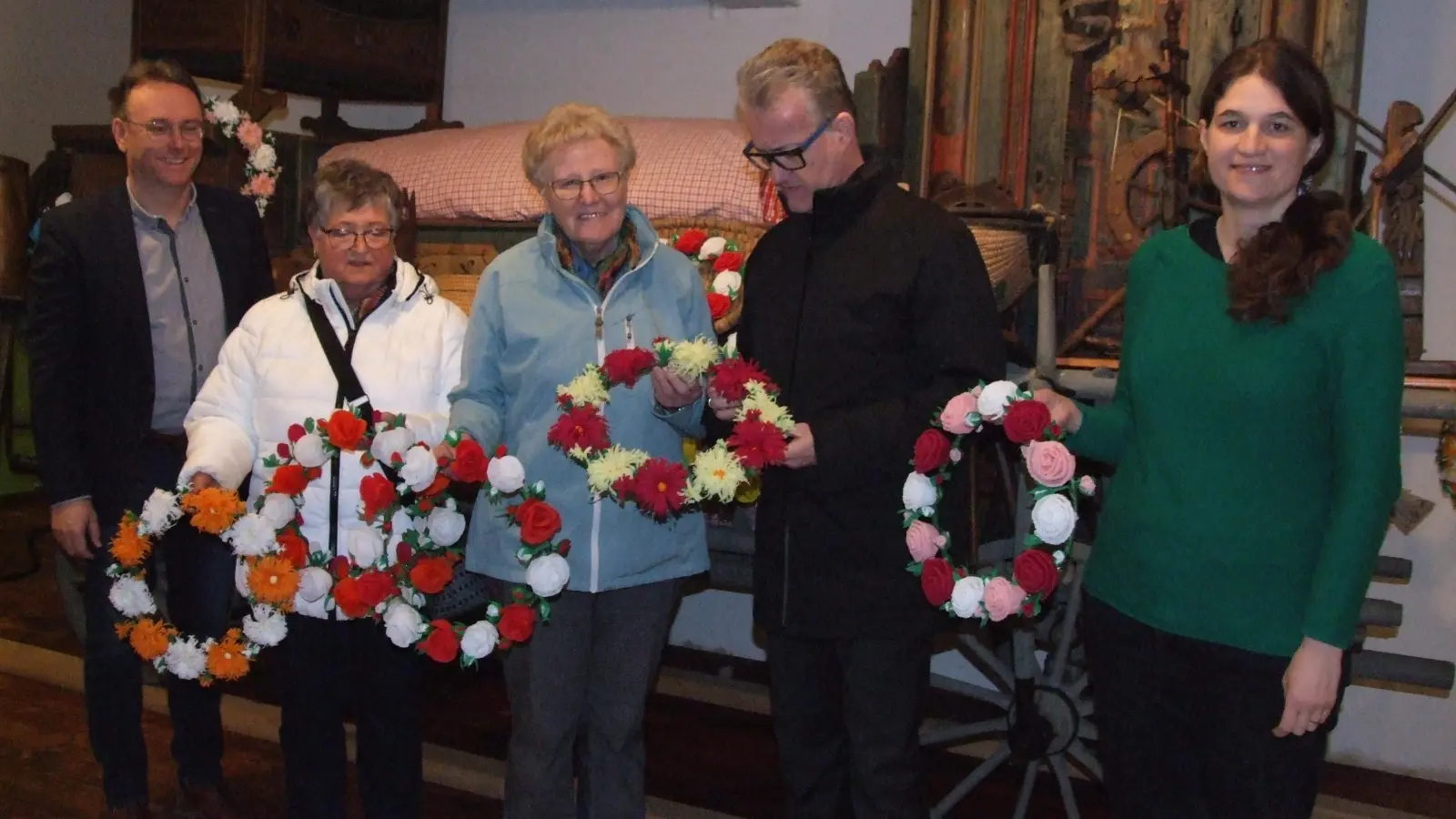 Karola Gehring und Brigitte Euler (Zweite und Dritte von links) lieferten jetzt die letzten Blumenkränze im Museum ab. Dessen Leiterin Dr. Uta Karrer (rechts) nahm sie zusammen mit dem Vorsitzenden-Duo des Vereins für Volkskunst und Volkskunde, Bürgermeister Patrick Ruh (Zweiter von rechts) und Herbert Lindörfer (links), in Empfang. (Foto: Jasmin Kiendl)
