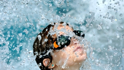 Wie gut kann das Kind schwimmen? Kennt es die Gefahren? Diese Fragen helfen dabei, herauszufinden, ob das Kind fit für seinen ersten Freibadbesuch ohne Eltern ist. (Foto: Uwe Zucchi/dpa/dpa-tmn)